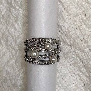 Beautiful pearl ring. NWOT. Size 8